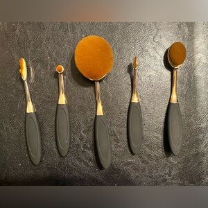 Oval Makeup Brush Set in Rose Gold and Black